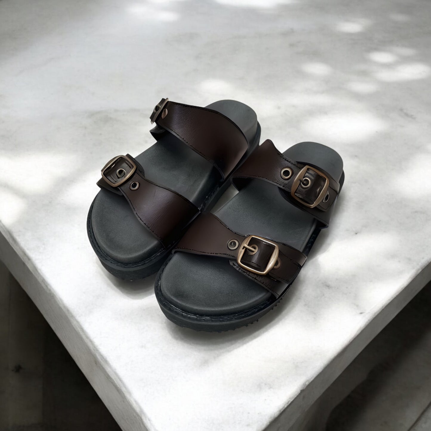 SANDALIA BUCKLED BOLD - MUJER