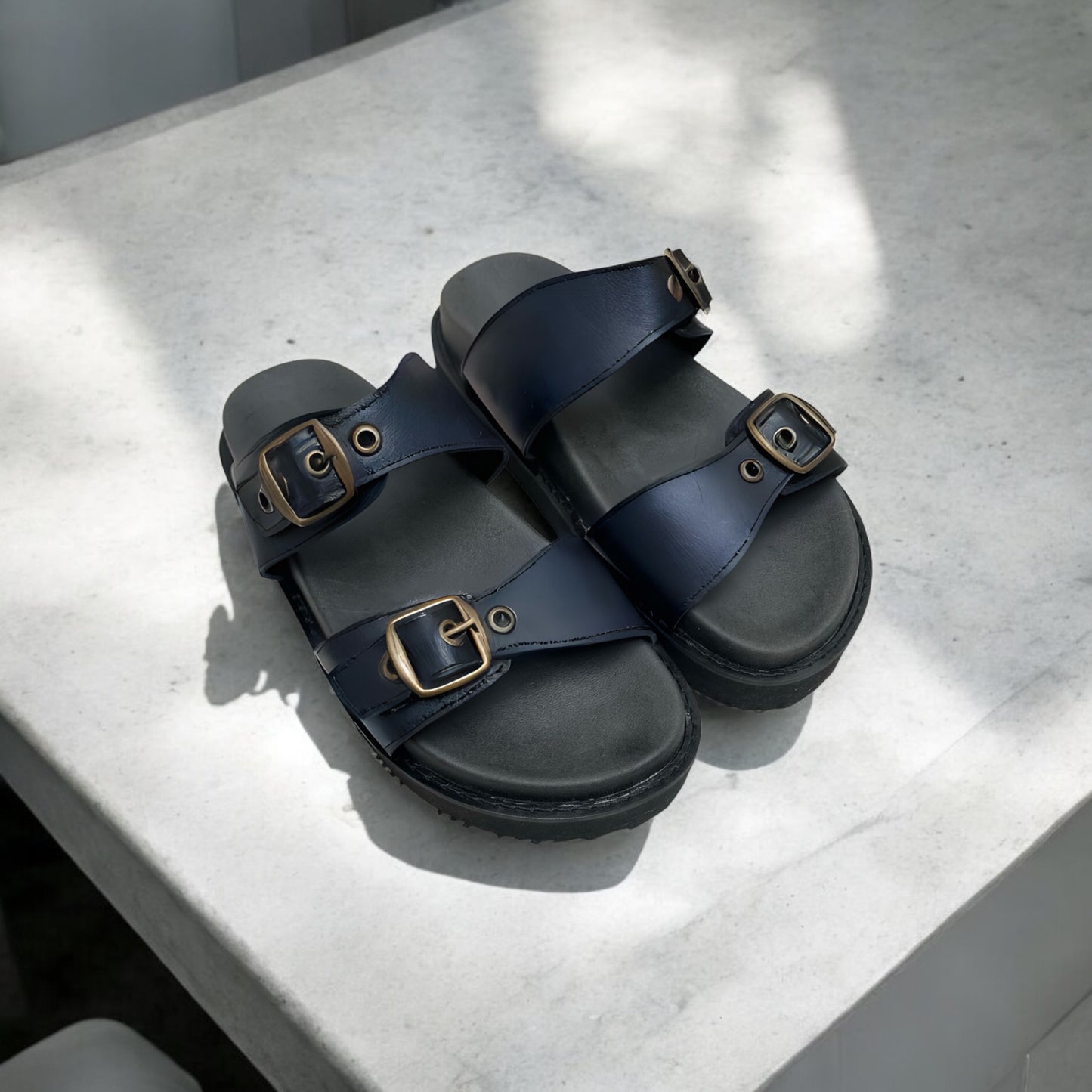 SANDALIA BUCKLED BOLD - MUJER