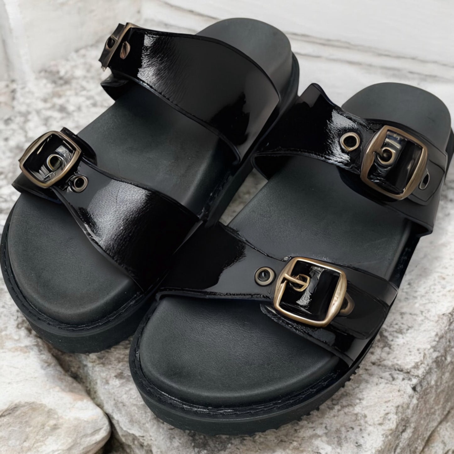 SANDALIA BUCKLED BOLD - MUJER